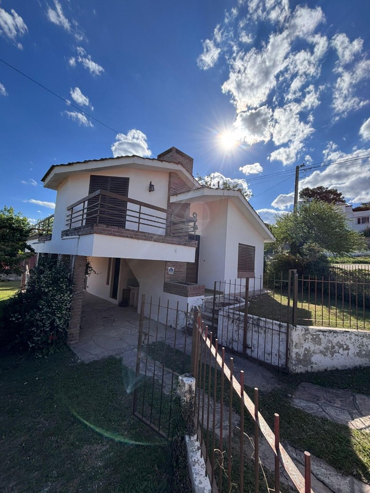 CASA A UNA CUADRA DEL RÍO !!