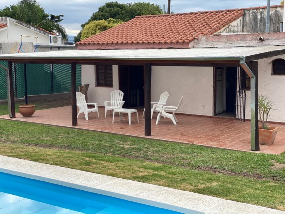 CASA CON PILETA 