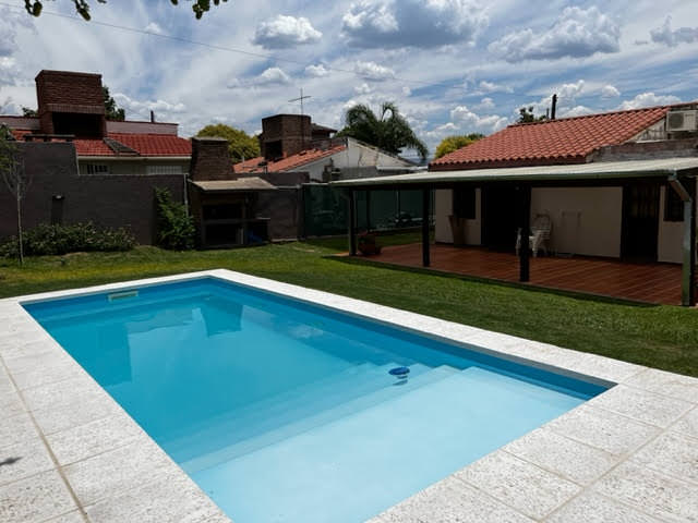 CASA CON PILETA 