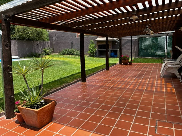 CASA CON PILETA 