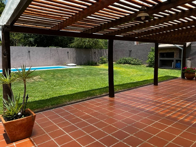 CASA CON PILETA 