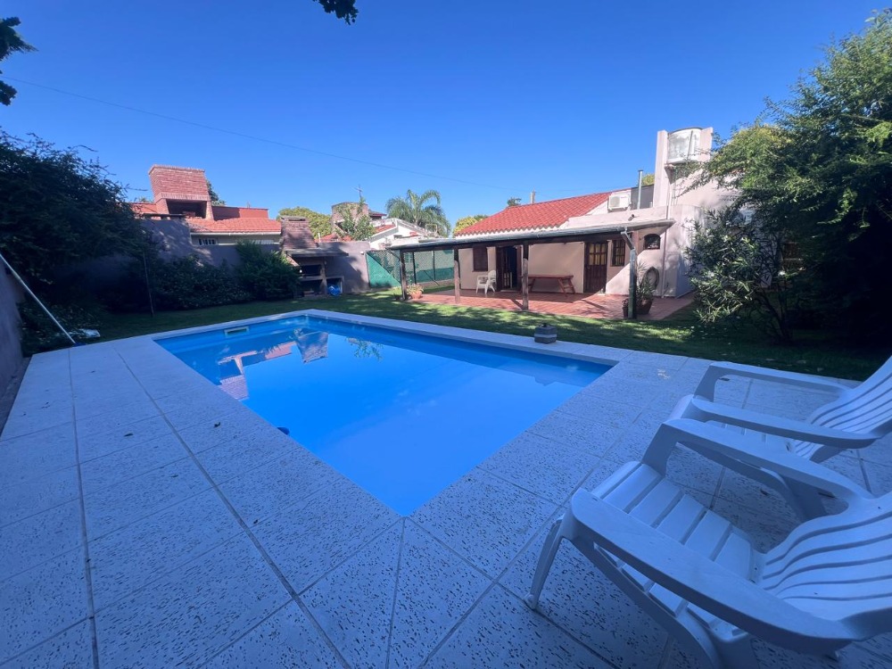 CASA CON PILETA 