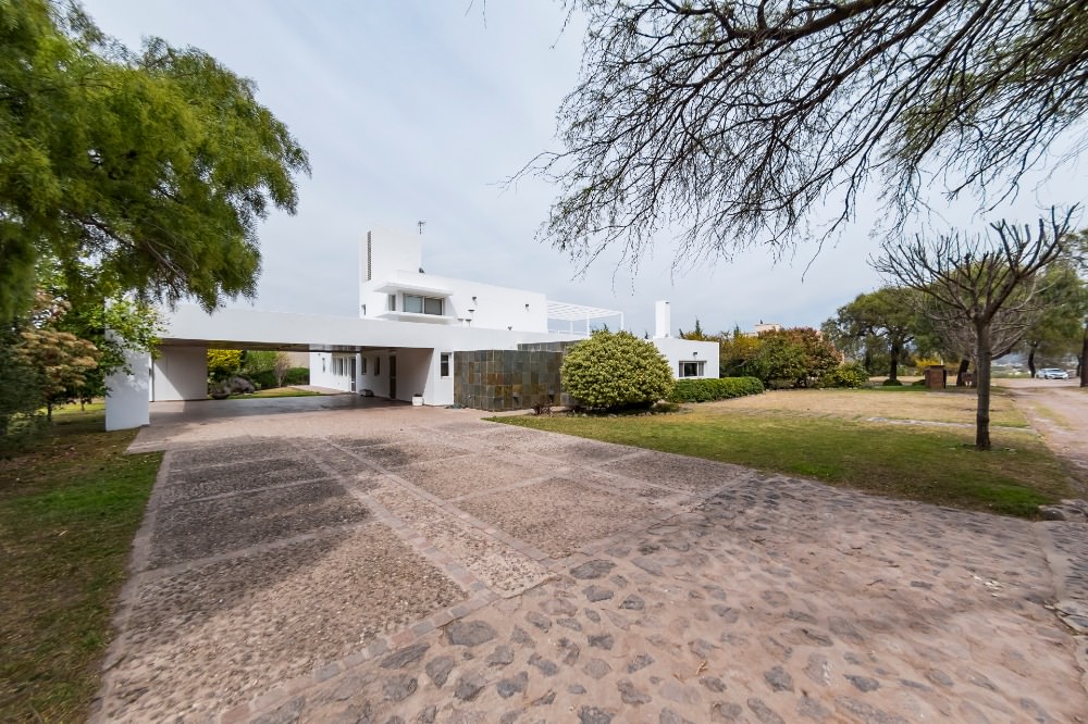 ESPECTACULAR CASA EN BARRIO PRIVADO CAUSANA