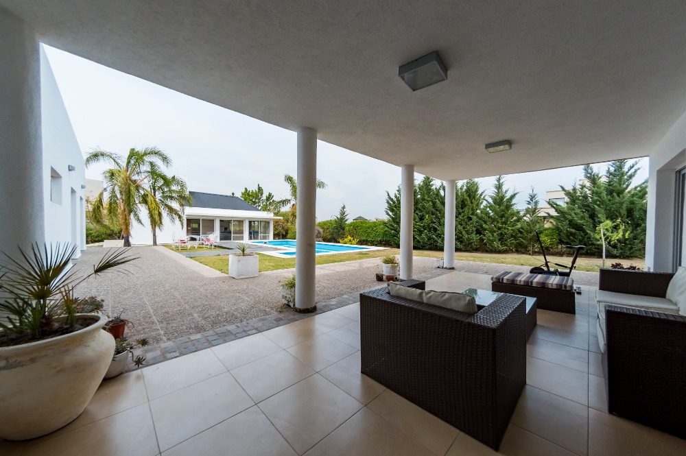 ESPECTACULAR CASA EN BARRIO PRIVADO CAUSANA
