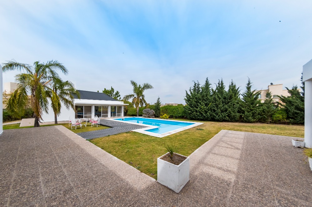 ESPECTACULAR CASA EN BARRIO PRIVADO CAUSANA