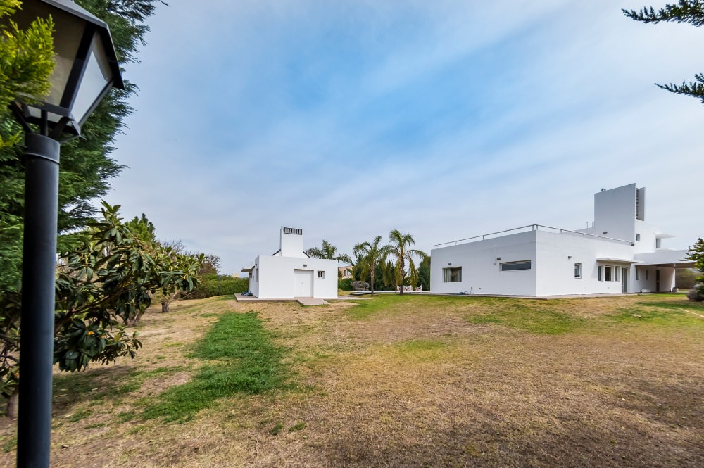 ESPECTACULAR CASA EN BARRIO PRIVADO CAUSANA