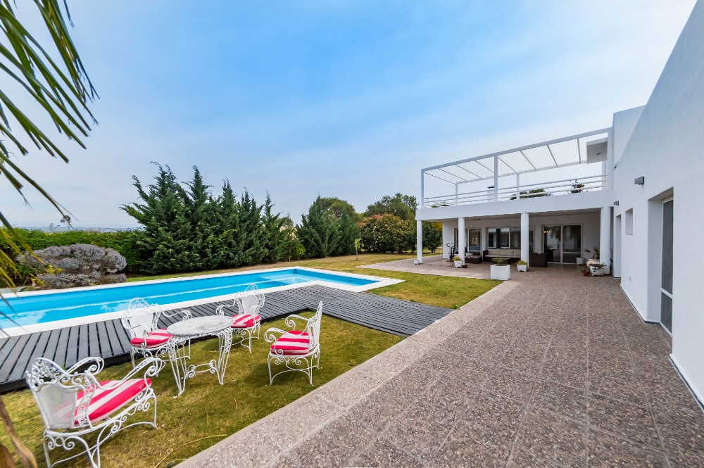 ESPECTACULAR CASA EN BARRIO PRIVADO CAUSANA
