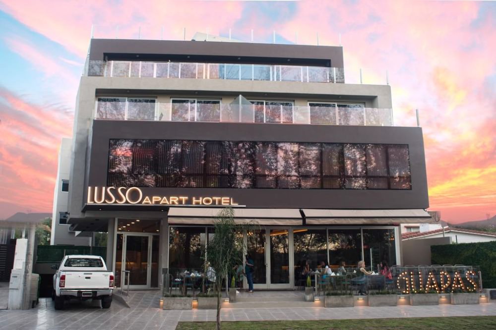 DEPARTAMENTO DE CATEGORÍA SOBRE COSTANERA FRENTE AL LAGO 