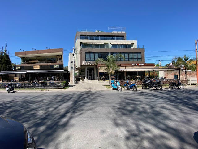 DEPARTAMENTO DE CATEGORÍA SOBRE COSTANERA FRENTE AL LAGO 