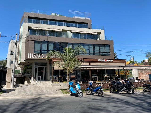 DEPARTAMENTO DE CATEGORÍA SOBRE COSTANERA FRENTE AL LAGO 