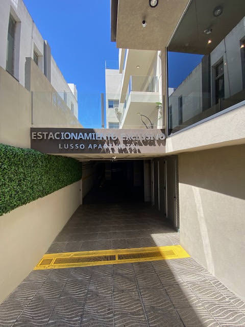 DEPARTAMENTO DE CATEGORÍA SOBRE COSTANERA FRENTE AL LAGO 