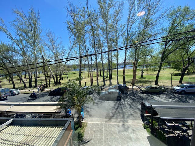 DEPARTAMENTO DE CATEGORÍA SOBRE COSTANERA FRENTE AL LAGO 