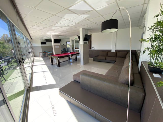 DEPARTAMENTO DE CATEGORÍA SOBRE COSTANERA FRENTE AL LAGO 