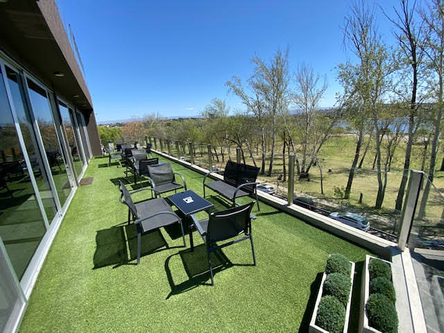 DEPARTAMENTO DE CATEGORÍA SOBRE COSTANERA FRENTE AL LAGO 