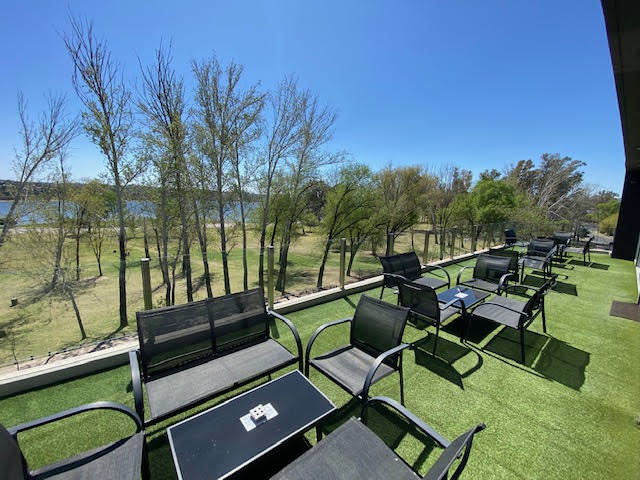 DEPARTAMENTO DE CATEGORÍA SOBRE COSTANERA FRENTE AL LAGO 