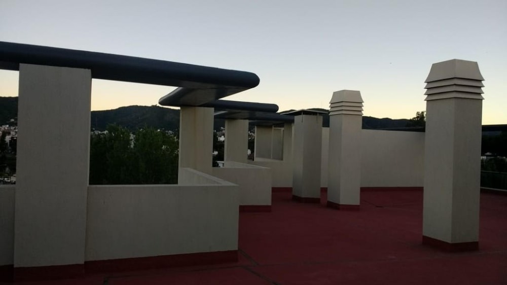 DEPARTAMENTO DE CATEGORÍA SOBRE EL RÍO A UNA CUADRA DEL CENTRO