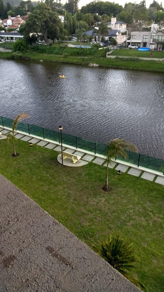 DEPARTAMENTO DE CATEGORÍA SOBRE EL RÍO A UNA CUADRA DEL CENTRO