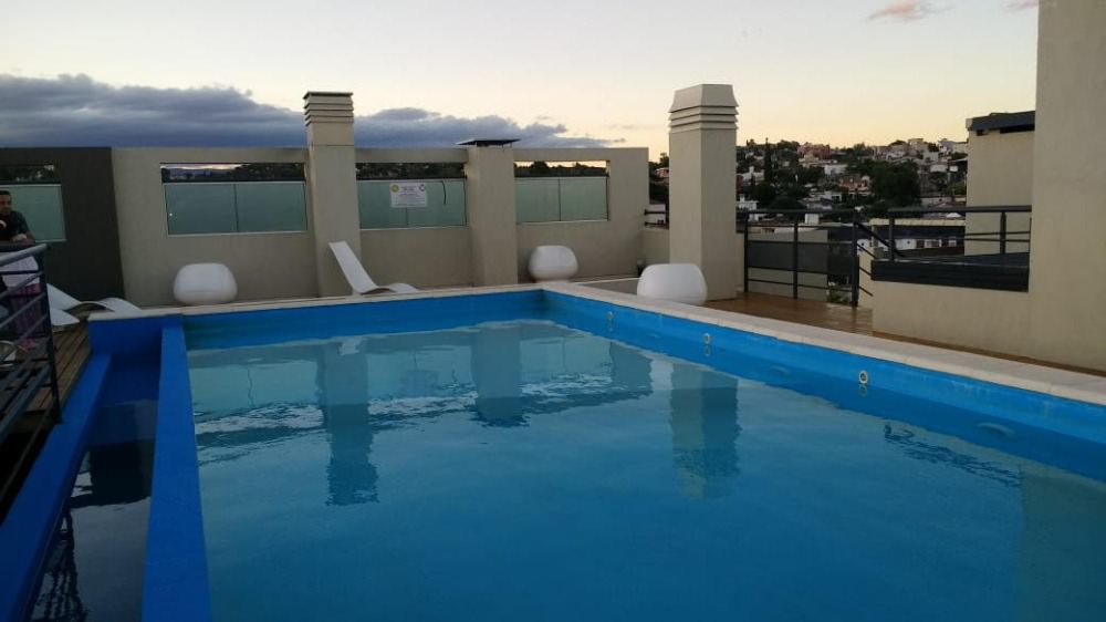 DEPARTAMENTO DE CATEGORÍA SOBRE EL RÍO A UNA CUADRA DEL CENTRO