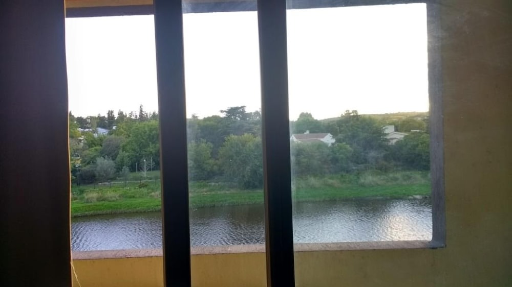 DEPARTAMENTO DE CATEGORÍA SOBRE EL RÍO A UNA CUADRA DEL CENTRO
