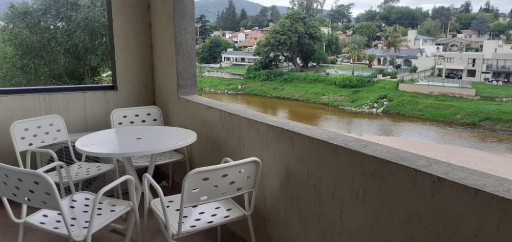 DEPARTAMENTO DE CATEGORÍA SOBRE EL RÍO A UNA CUADRA DEL CENTRO