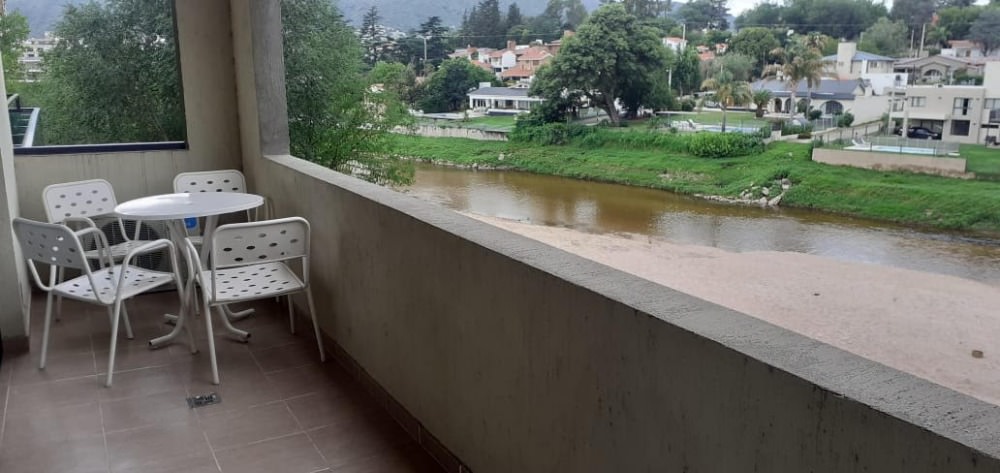 DEPARTAMENTO DE CATEGORÍA SOBRE EL RÍO A UNA CUADRA DEL CENTRO