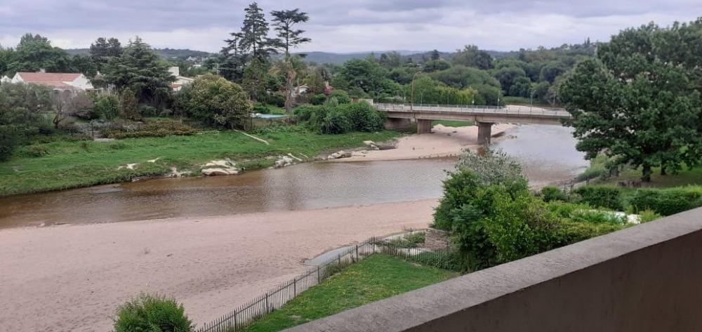 DEPARTAMENTO DE CATEGORÍA SOBRE EL RÍO A UNA CUADRA DEL CENTRO