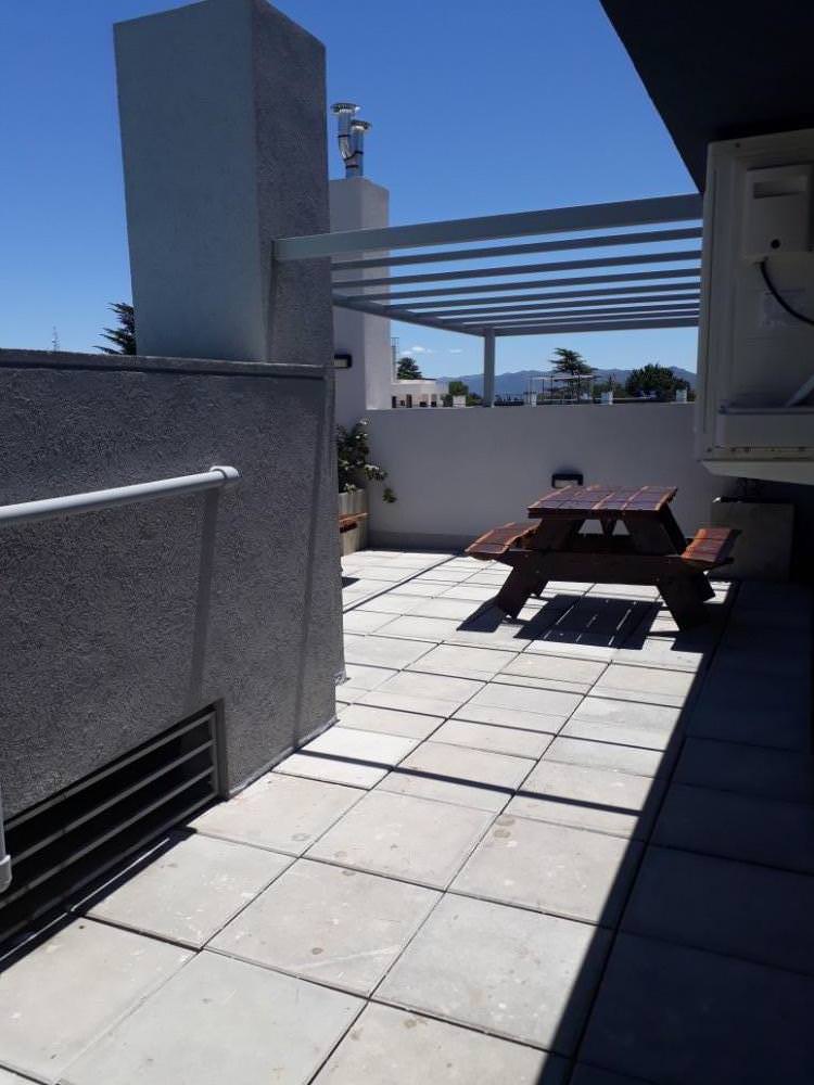 DEPARTAMENTO  CON COCHERA Y PILETA 
