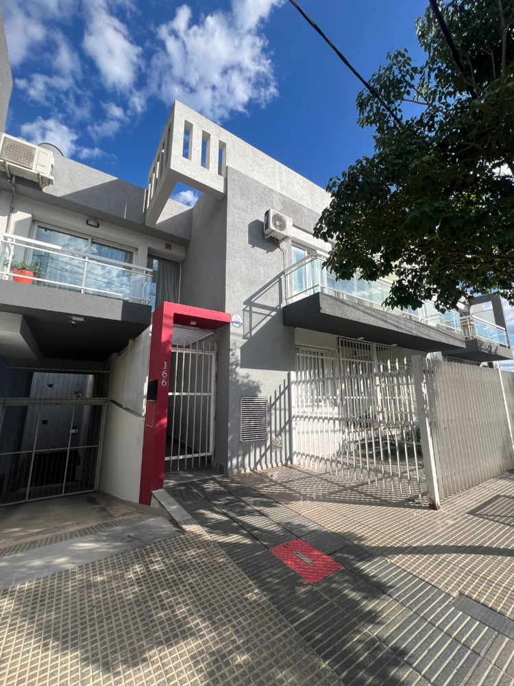 DEPARTAMENTO  CON COCHERA Y PILETA 