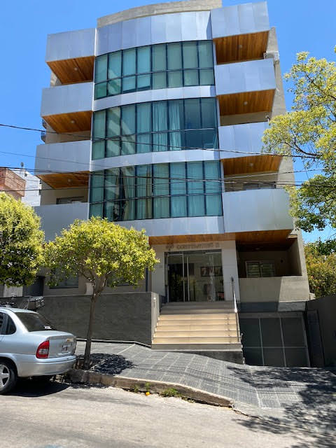DEPARTAMENTO CON COCHERA CÉNTRICO