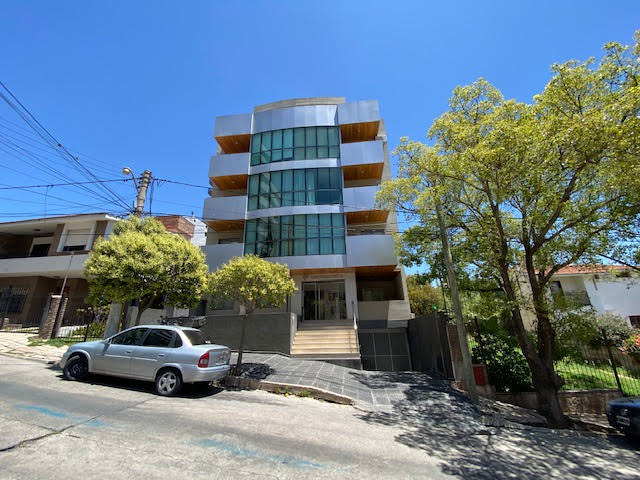 DEPARTAMENTO CON COCHERA CÉNTRICO