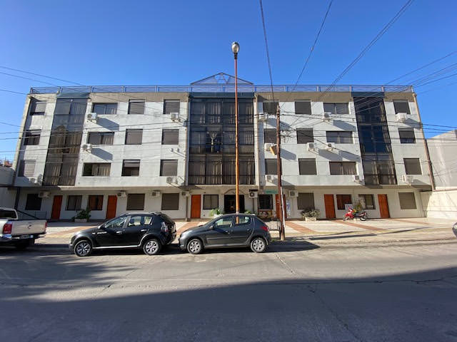 DEPARTAMENTO CÉNTRICO CON COCHERA Y PILETA 