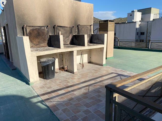 DEPARTAMENTO CÉNTRICO CON COCHERA Y PILETA 