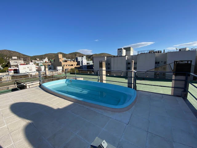 DEPARTAMENTO CÉNTRICO CON COCHERA Y PILETA 