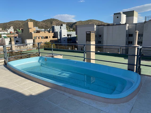 DEPARTAMENTO CÉNTRICO CON COCHERA Y PILETA 