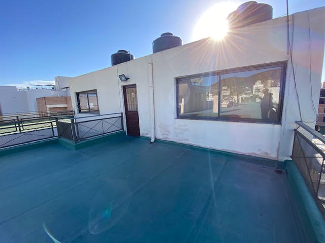 DEPARTAMENTO CÉNTRICO CON COCHERA Y PILETA 