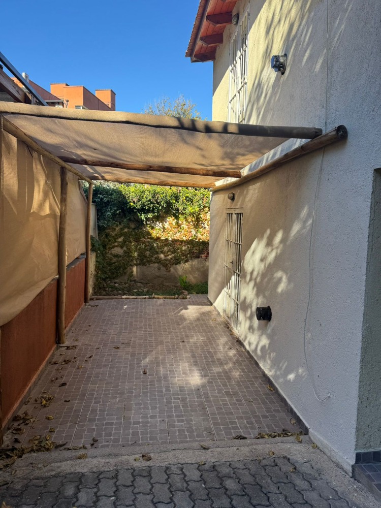 DUPLEX DE 2 DORMITORIOS CON COCHERA Y PILETA 