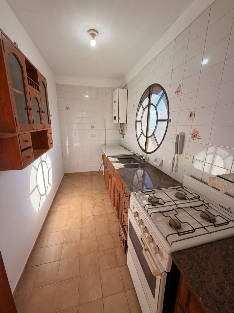 DEPARTAMENTO CENTRO CON BALCON AL FRENTE