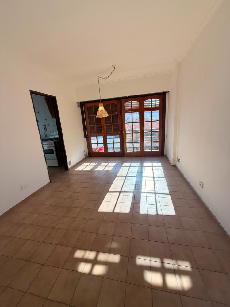DEPARTAMENTO CENTRO CON BALCON AL FRENTE