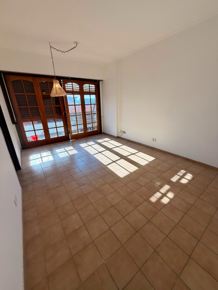 DEPARTAMENTO CENTRO CON BALCON AL FRENTE