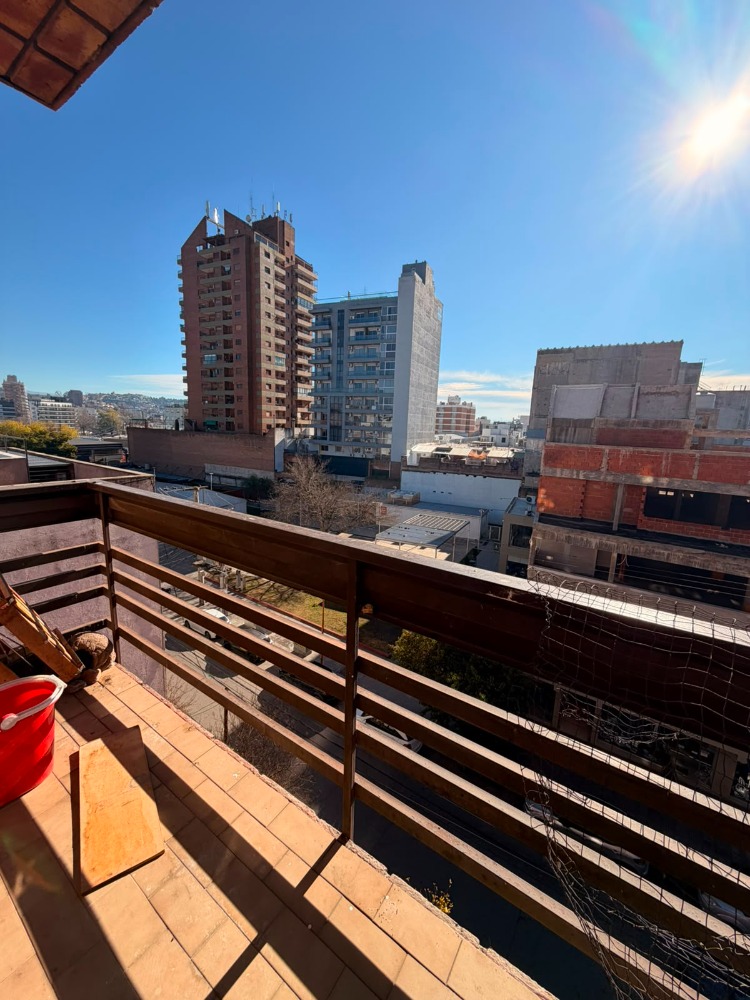 DEPARTAMENTO CENTRO CON BALCON AL FRENTE
