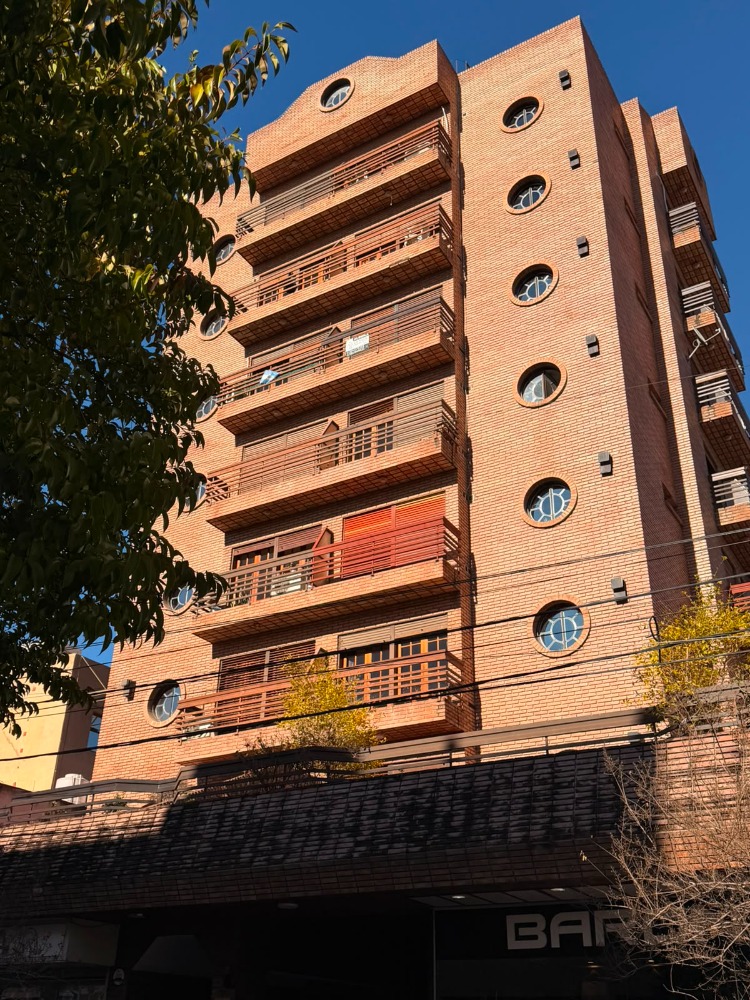DEPARTAMENTO CENTRO CON BALCON AL FRENTE