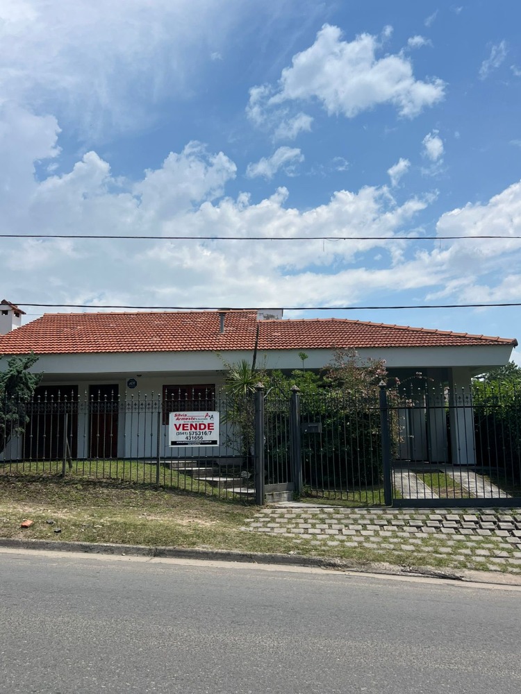CASA CON PILETA FRENTE AL RIO