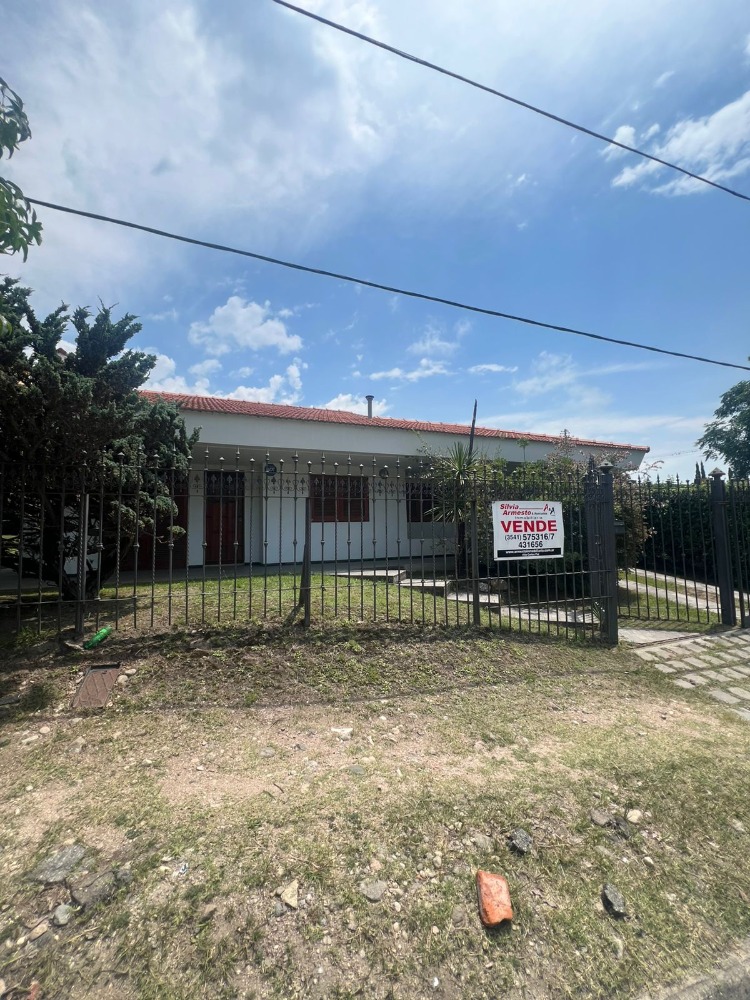 CASA CON PILETA FRENTE AL RIO