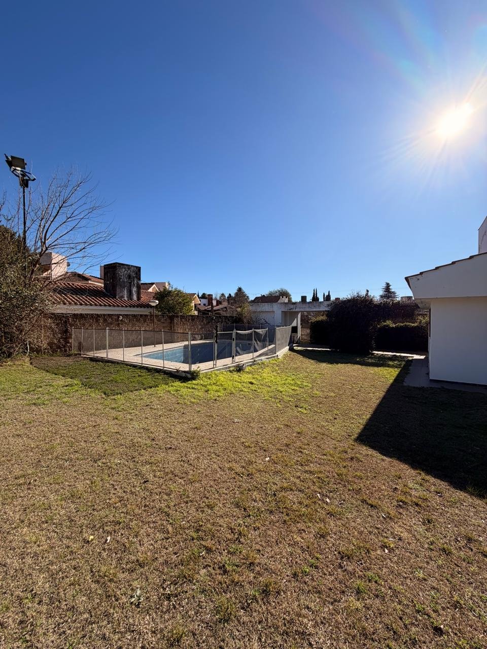 CASA CON PILETA FRENTE AL RIO