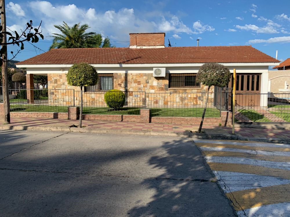 CASA CON  PILETA, EXELENTE UBICACION 