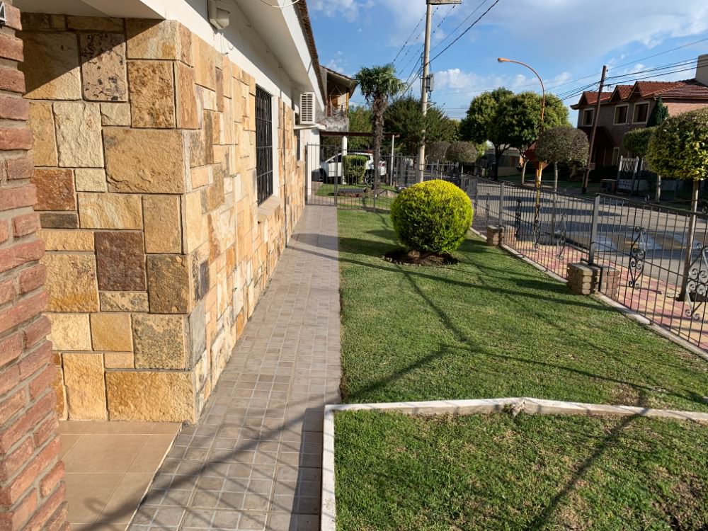 CASA CON  PILETA, EXELENTE UBICACION 