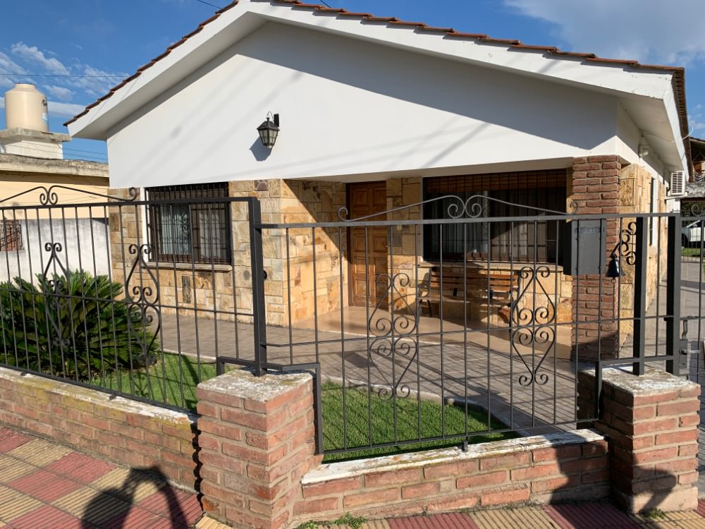 CASA CON  PILETA, EXELENTE UBICACION 