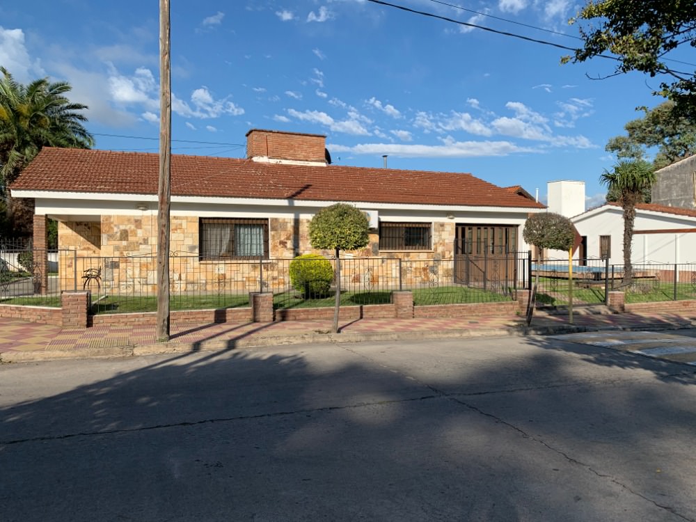 CASA CON  PILETA, EXELENTE UBICACION 