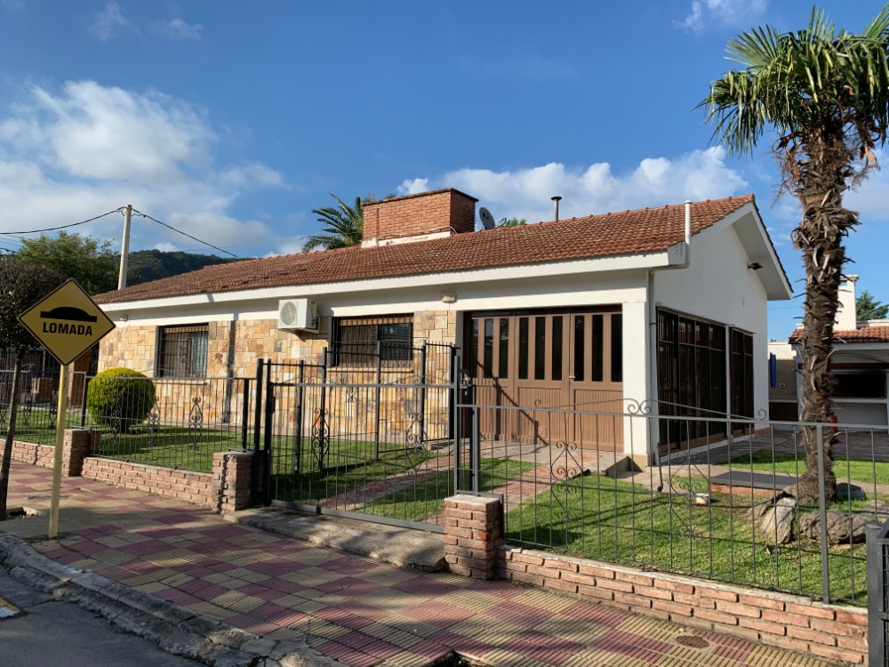 CASA CON  PILETA, EXELENTE UBICACION 