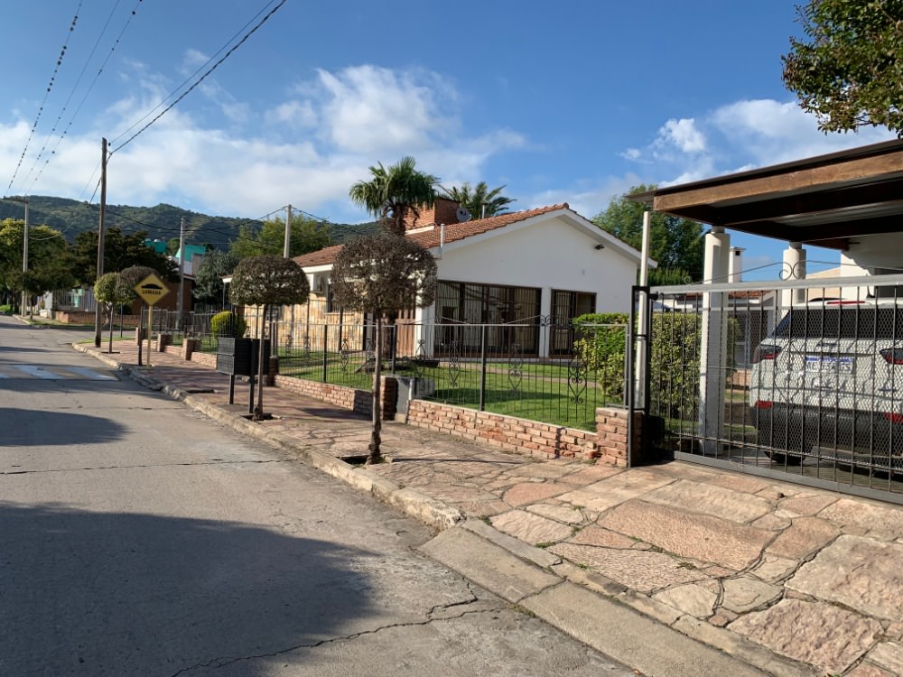 CASA CON  PILETA, EXELENTE UBICACION 